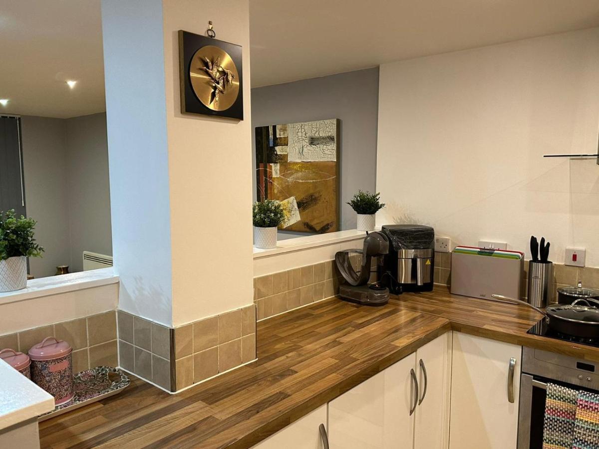 Modern City Centre Apartment In Swindon Exterior photo