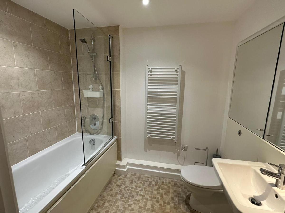 Modern City Centre Apartment In Swindon Exterior photo