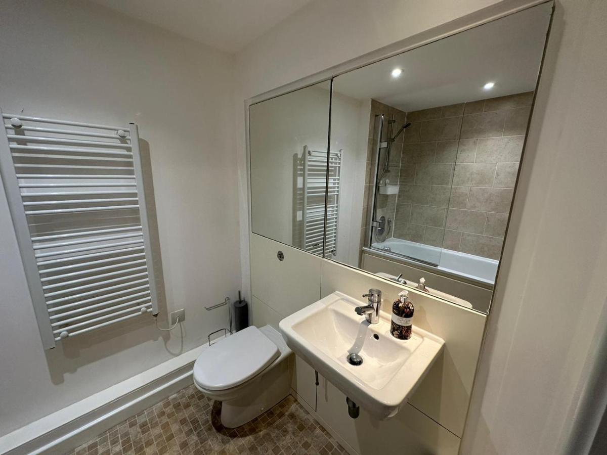 Modern City Centre Apartment In Swindon Exterior photo