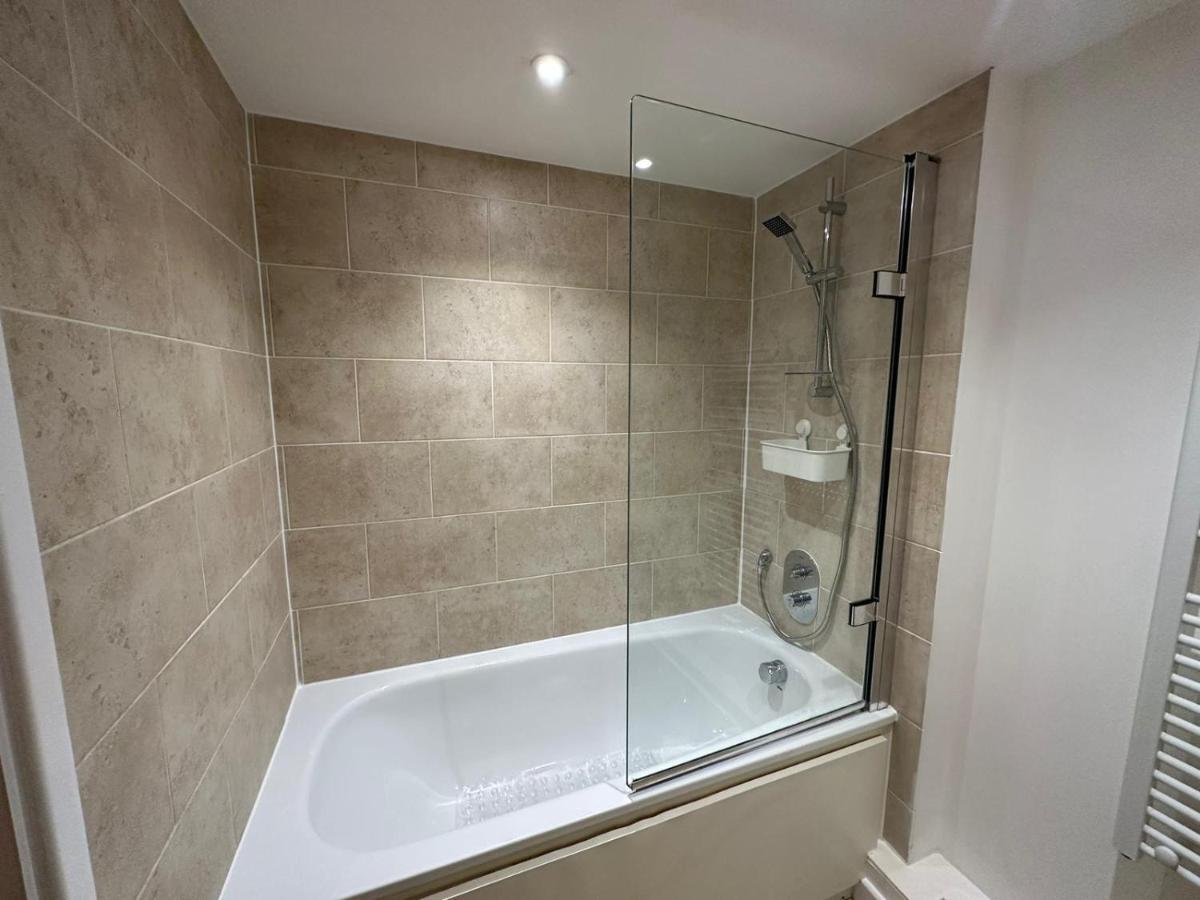 Modern City Centre Apartment In Swindon Exterior photo